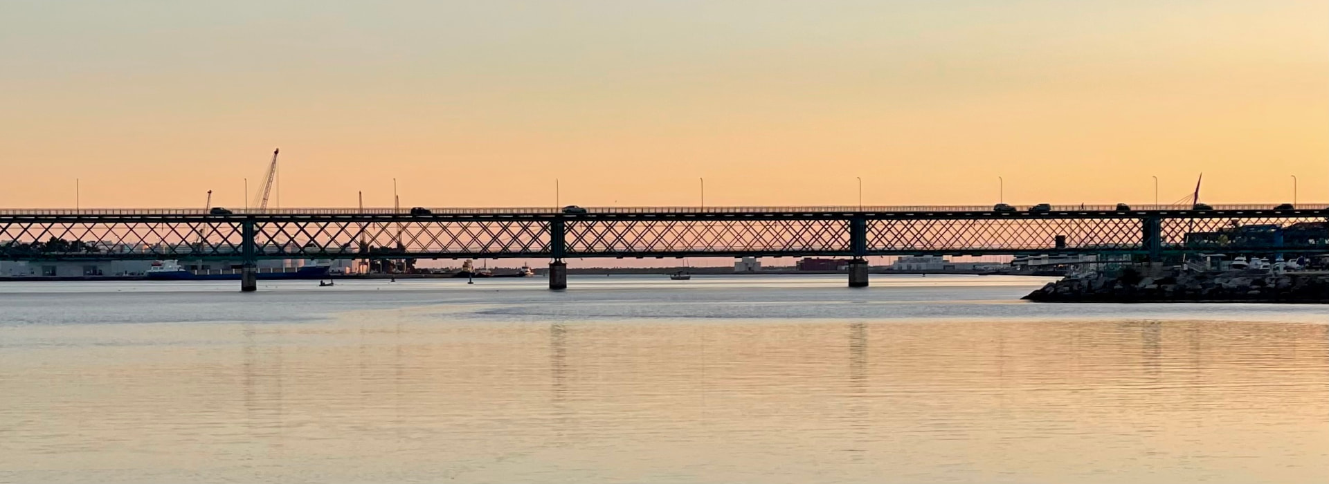 Ponte sobre o rio Lima, em Viana do Castelo, ao pôr do sol — metáfora de passagem e novo caminho